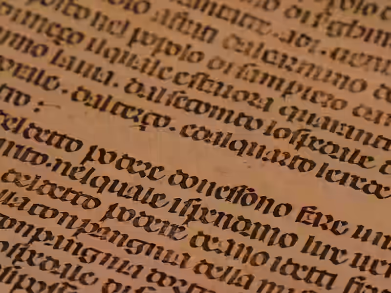 Dettaglio del testo antico su pergamena scansionabile con risoluzione fino a 8k con digitalizzazione archivi storici.