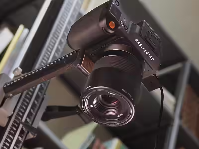 Fotocamera professionale Hasselblad montata su stativo per la digitalizzazione archivi storici.
