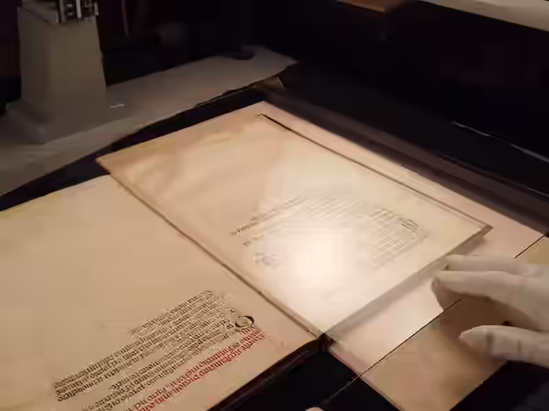 Manoscritto medievale antico su vellum trattato durante la digitalizzazione archivi storici.